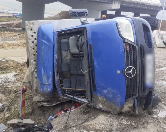 Accident la Cluj! O mașină care transporta cai s-a răsturnat, iar șoferul a fost salvat de un trecător - FOTO