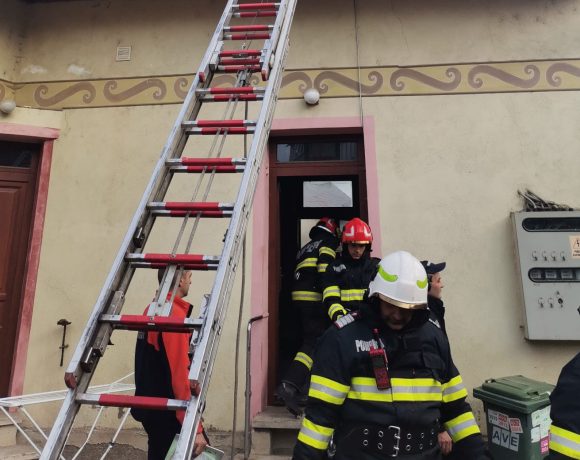 O butelie a explodat în municipiul Gheorgheni, județul Harghita. Doi adolescenți au fost evacuați - FOTO