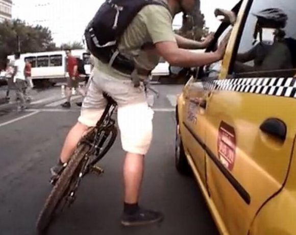 Biciclistul care a făcut knokout un avocat care l-a accidentat, arestat preventiv - VIDEO