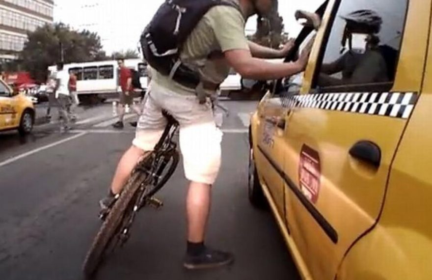 Biciclistul care a făcut knokout un avocat care l-a accidentat, arestat preventiv - VIDEO