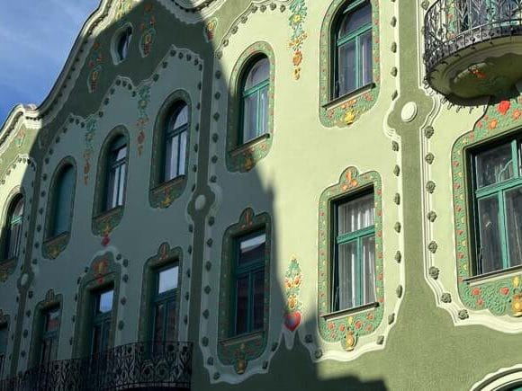 Un palat emblematic din Oradea și-a recâștigat frumusețea, după lucrările de refacere - FOTO