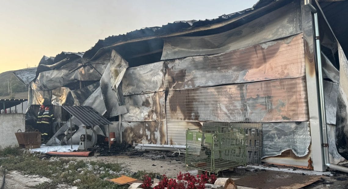 Incendiu puternic în Ardeal: Depozit de materiale de construcții din Cristuru Secuiesc, cuprins de flăcări - FOTO