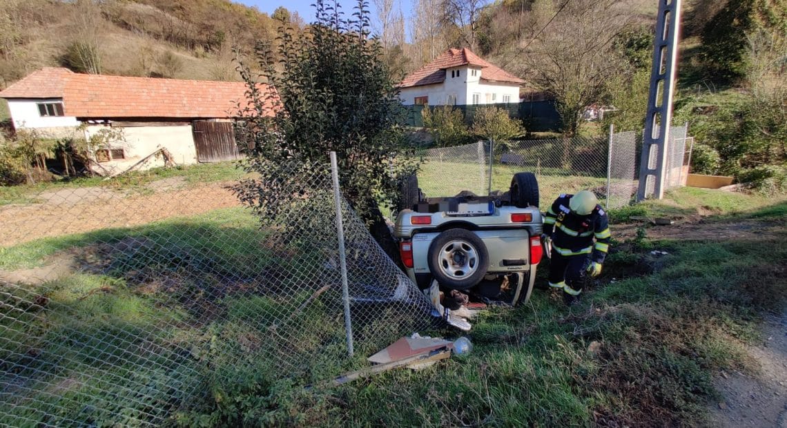 Accident în Poiana Ampoiului, Alba! O mașină s-a răsturnat - FOTO