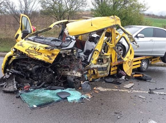 Accident la Galații Bistriței între o mașină de tractări auto și un TIR - FOTO