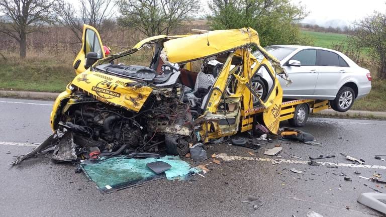 Accident la Galații Bistriței între o mașină de tractări auto și un TIR - FOTO