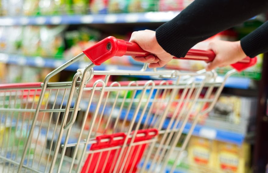 Un huligan a băgat spaima în lumea de la un supermarket din Cluj! Clienții au fost panicați - FOTO