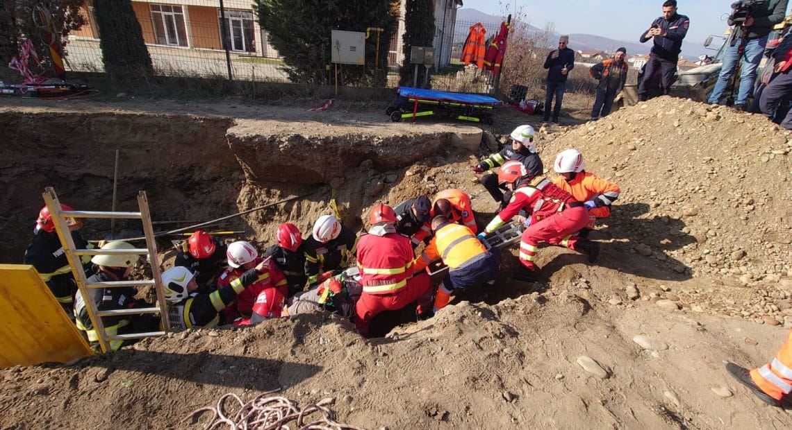 Intervenție de urgență în Alba Iulia: Un muncitor surprins sub un mal de pământ, salvat de pompieri - VIDEO