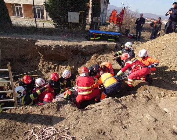 Intervenție de urgență în Alba Iulia: Un muncitor surprins sub un mal de pământ, salvat de pompieri - VIDEO