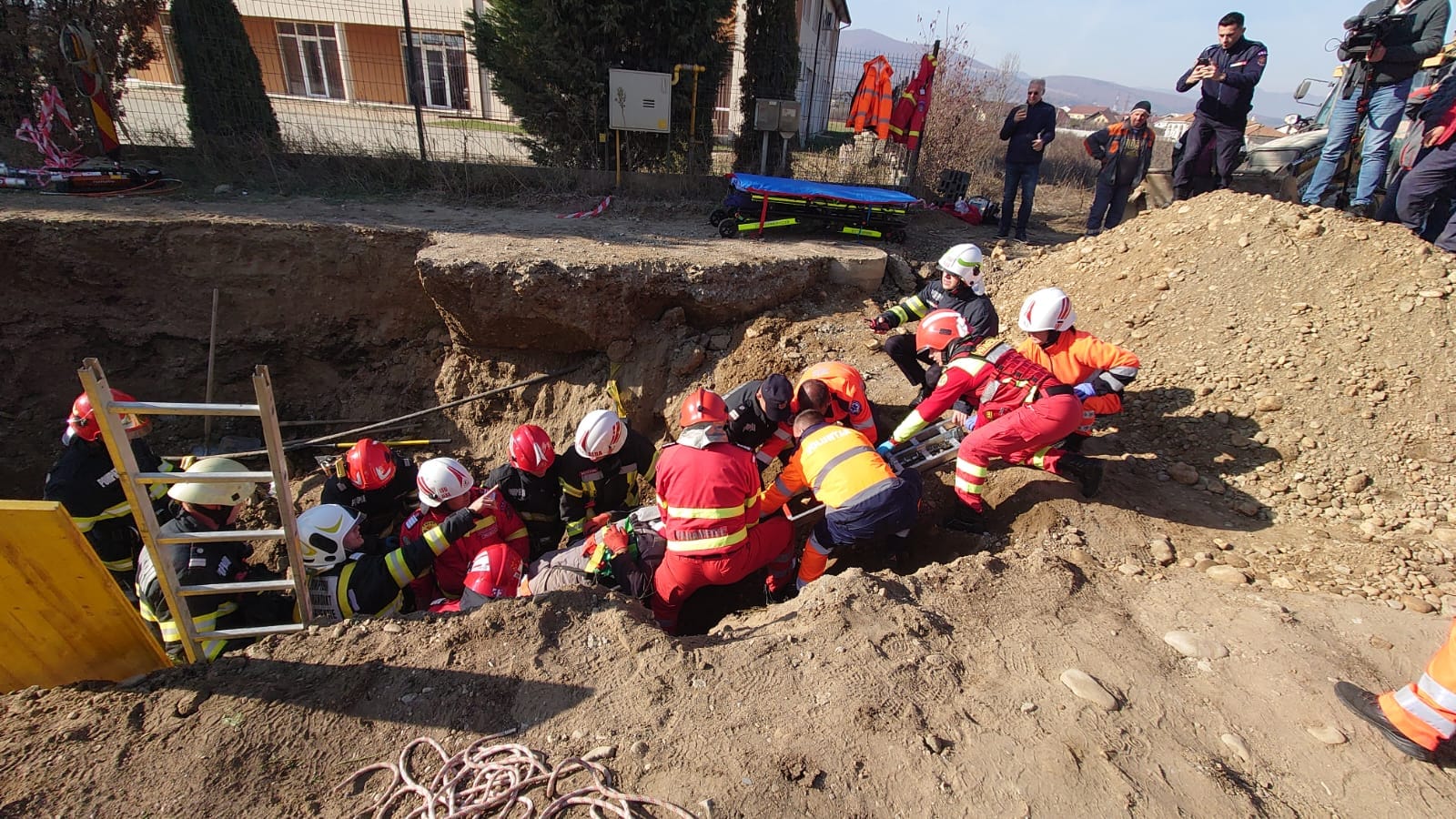 Intervenție de urgență în Alba Iulia: Un muncitor surprins sub un mal de pământ, salvat de pompieri - VIDEO