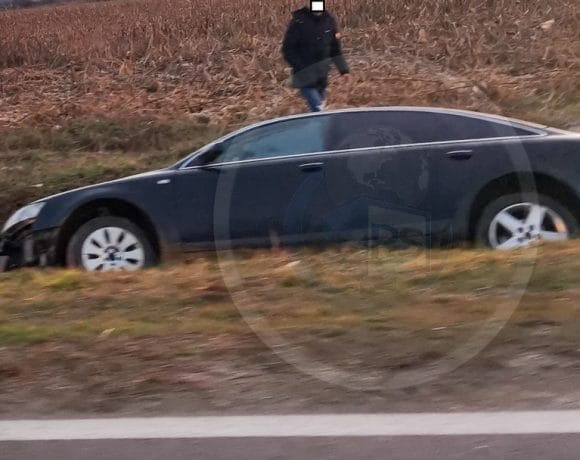 Beat și fără permis, un sătmărean și-a ”parcat” mașina în șanț, pentru a fugi. Felicitări polițiștilor care au intervenit - FOTO