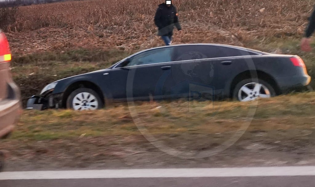 Beat și fără permis, un sătmărean și-a ”parcat” mașina în șanț, pentru a fugi. Felicitări polițiștilor care au intervenit - FOTO