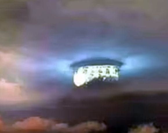 Adevărul despre OZN-ul „surprins” în Banat: Reflecție sau „navă-mamă”? Luis Elizondo, fost oficial al Pentagonului, stârnește controverse