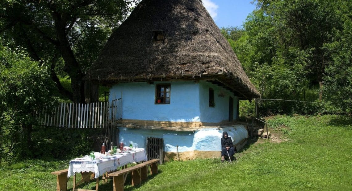 Povestea căsuței de poveste din Răstoci (Sălaj), veche de 200 de ani. Tanti Iulica e exemplul clar că modestia s-a născut la sat - FOTO