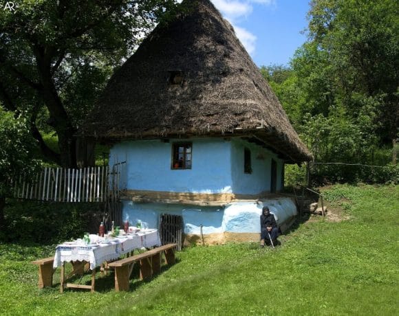 Povestea căsuței de poveste din Răstoci (Sălaj), veche de 200 de ani. Tanti Iulica e exemplul clar că modestia s-a născut la sat - FOTO