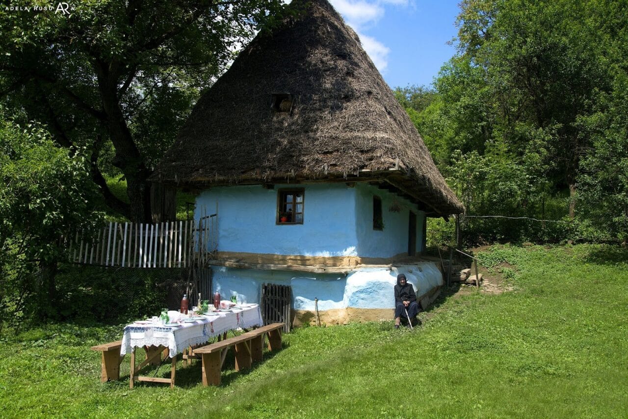 Povestea căsuței de poveste din Răstoci (Sălaj), veche de 200 de ani. Tanti Iulica e exemplul clar că modestia s-a născut la sat - FOTO