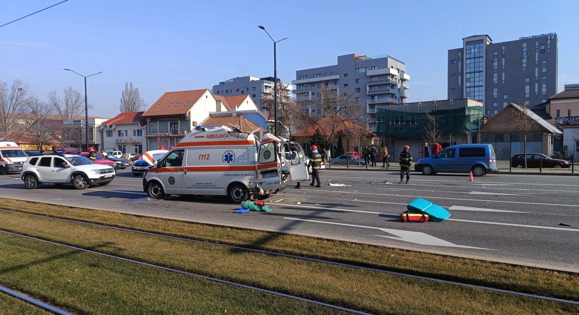 Accident în Oradea, cu o ambulanță și două autoturisme. Ambulanța s-a răsturnat - FOTO