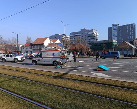 Accident în Oradea, cu o ambulanță și două autoturisme. Ambulanța s-a răsturnat - FOTO