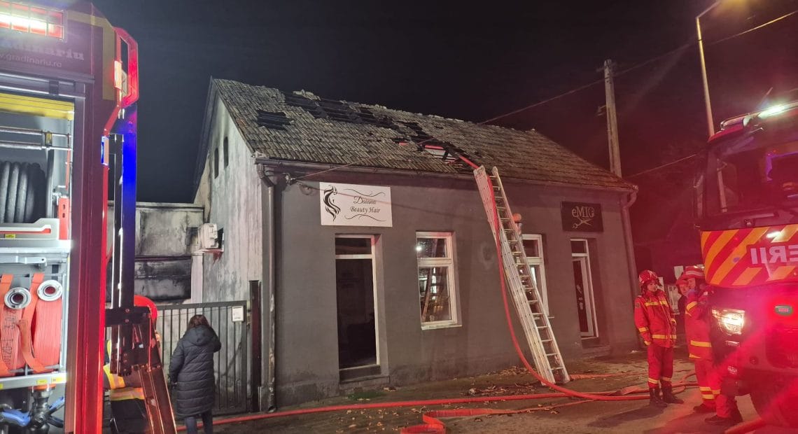 Beclean - Incendiu pe strada Morii. A luat foc o clădire în care erau diverse afaceri locale - FOTO