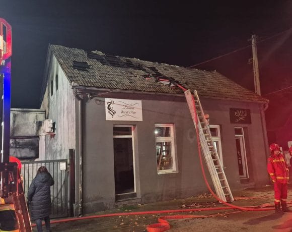 Beclean - Incendiu pe strada Morii. A luat foc o clădire în care erau diverse afaceri locale - FOTO