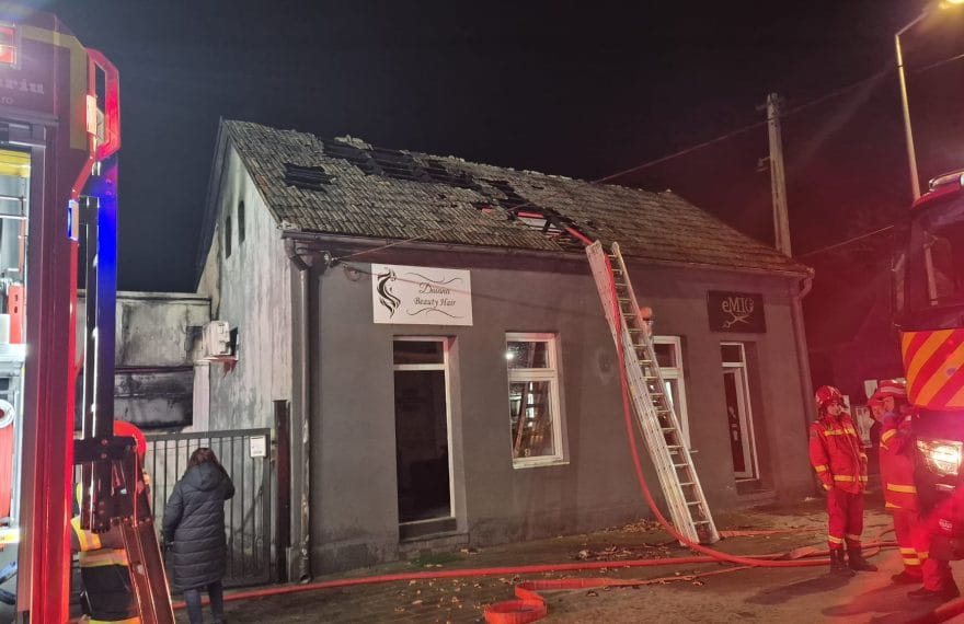 Beclean - Incendiu pe strada Morii. A luat foc o clădire în care erau diverse afaceri locale - FOTO