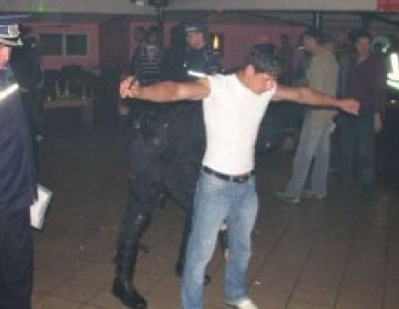 Un bărbat a semănat teroare la Petroșani! A intrat cu toporul într-un bar