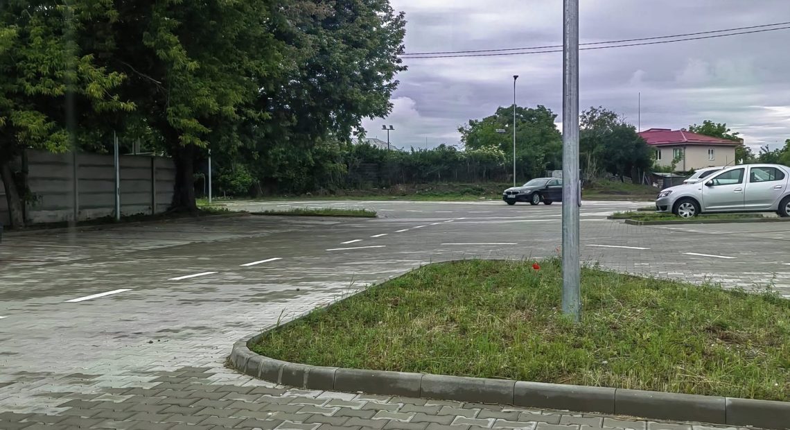 Parcare goală în Alba! Golanii auto se înghesuie să parcheze aproape de cetatea monument a orașului - FOTO