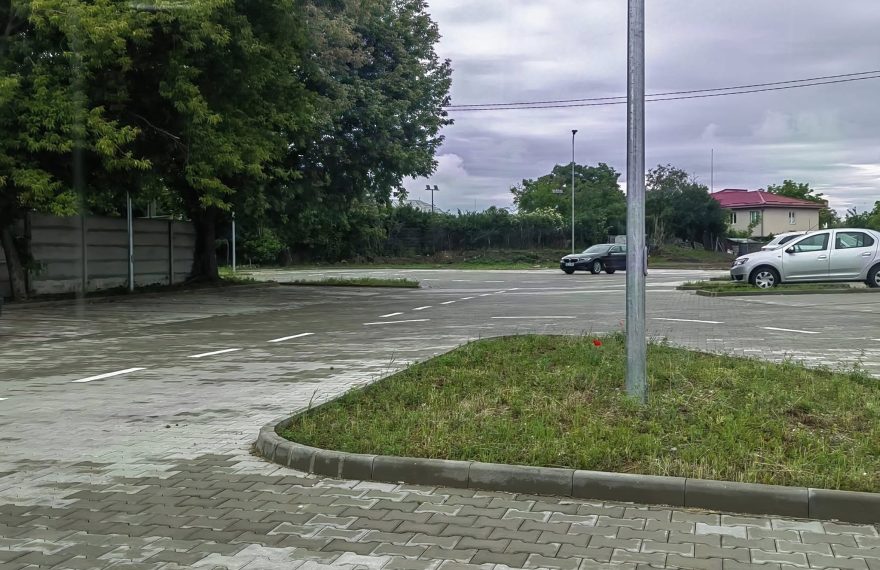 Parcare goală în Alba! Golanii auto se înghesuie să parcheze aproape de cetatea monument a orașului - FOTO