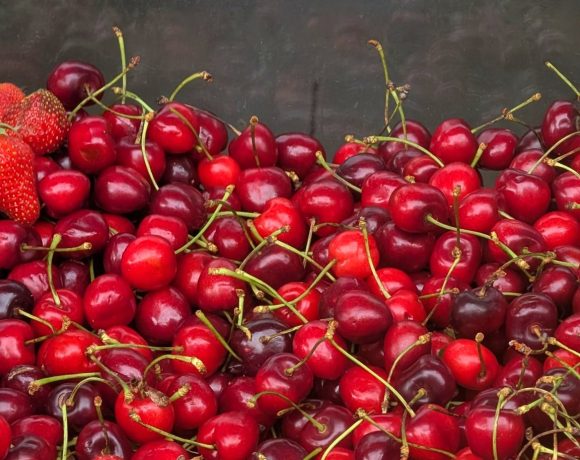 ”Facem credit la bancă și luăm cireșe” - Cireșe din Cluj la un preț astronomic într-o piață din Alba - FOTO