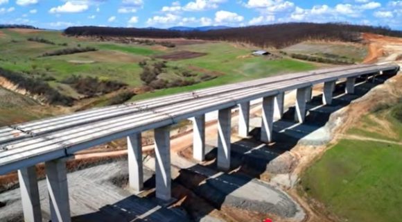 Stadiul lucrărilor pe Autostrada Transilvania, tronsonul Nădășelu–Zimbor: Asfaltul e turnat, viaductele urmează