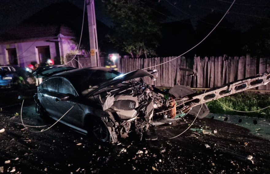 Accident rutier la Lancrăm, Alba: O mașină a lovit un stâlp de electricitate și o țeavă de gaz - FOTO