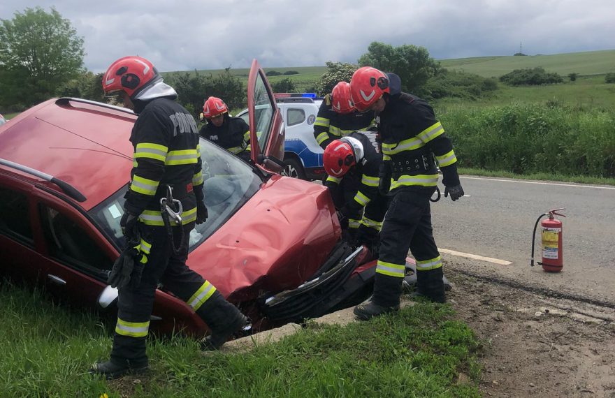 Accident la Cristeștii Ciceului. Două persoane au fost rănite