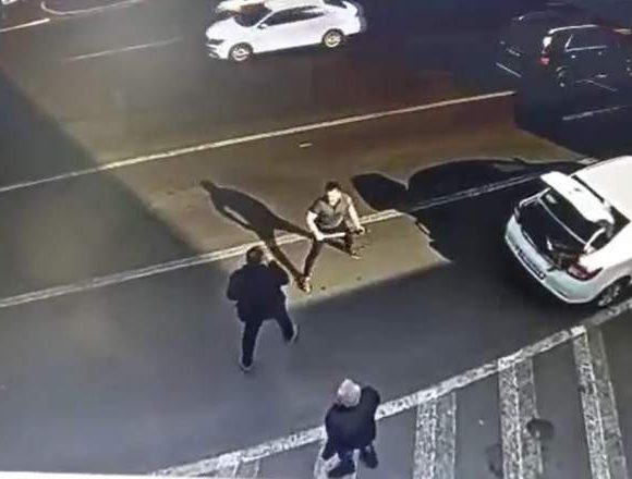 Bătaie pe stradă în Câmpeni, județul Alba! Unul dintre karatiști a ajuns la spital