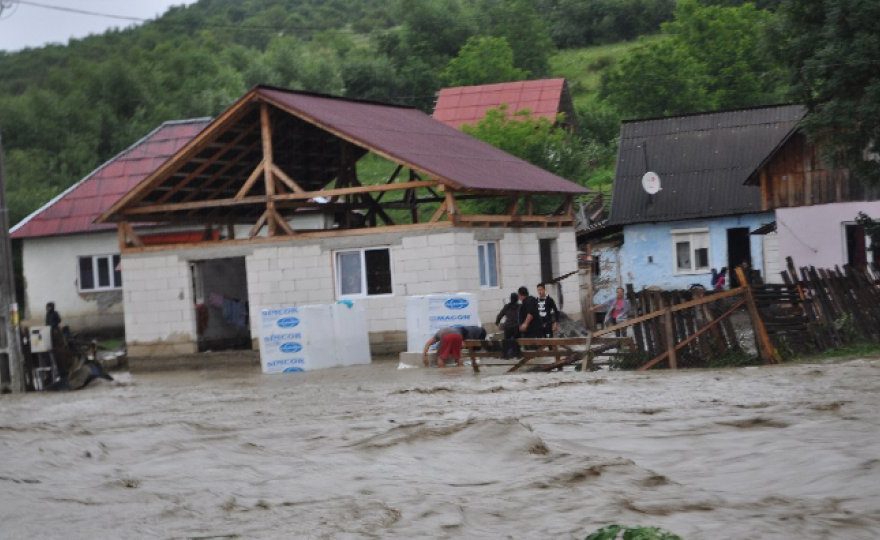 Inundații în unele localități din Bistrița! Pompierii au intervenit în Vile Tecii, Budacu de Sus, Șieuț și Dumitrița