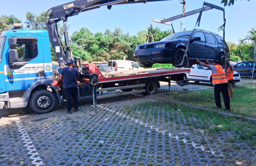 Primul autoturism ridicat la Bistrița pentru neplata taxei de parcare. Amendă de 600 de lei pentru șofer