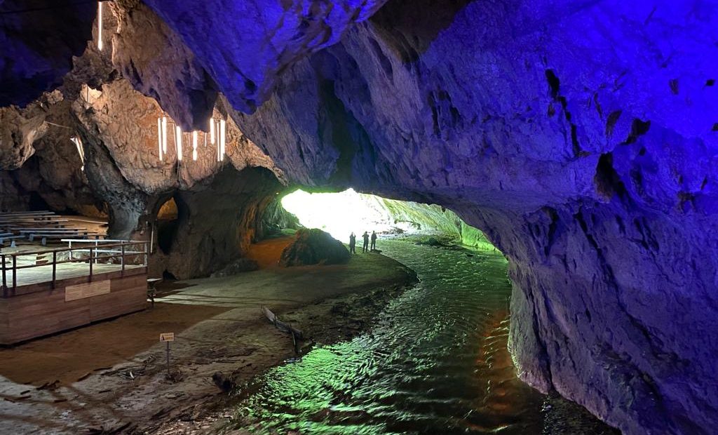 Peștera Bolii – singura din România străbătută de la un capăt la altul de un râu!