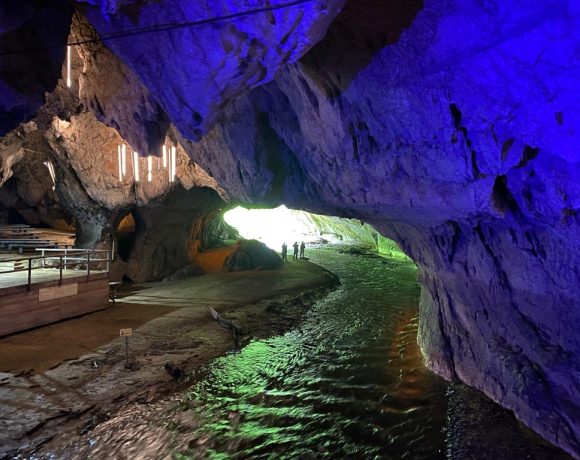 Peștera Bolii – singura din România străbătută de la un capăt la altul de un râu!