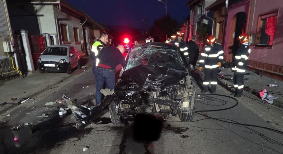 Accident rutier în Orăștie, județul Hunedoara: Patru tineri băgați în spital de un șofer ilegalist - FOTO