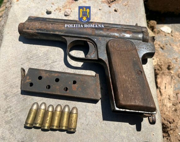 Pistol găsit în podul unei case din Hunedoara, în timp ce proprietarul repara podul - FOTO
