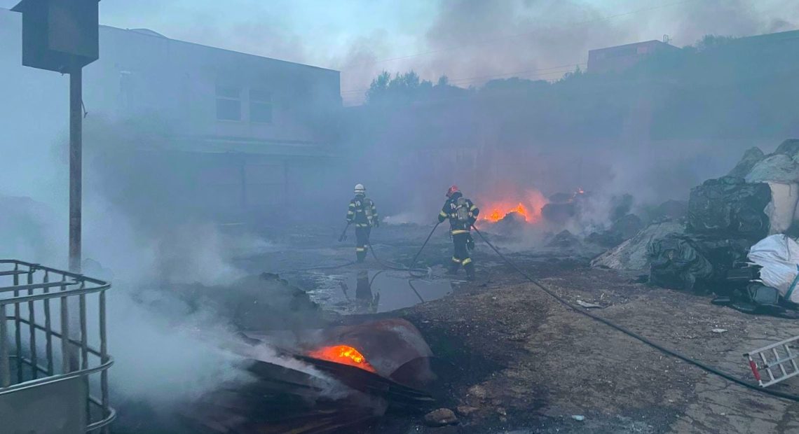 Incendiu devastatori în Hunedoara! A ars o hală în oraș, de pe strada Carpați - VIDEO