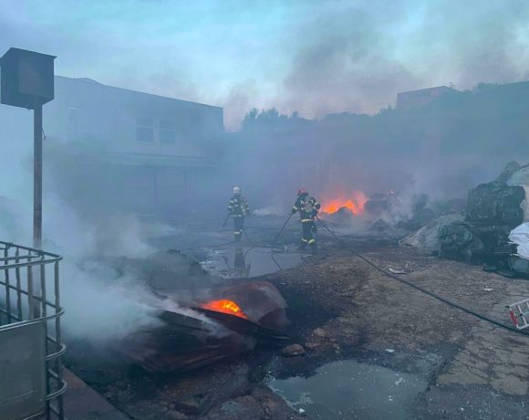 Incendiu devastatori în Hunedoara! A ars o hală în oraș, de pe strada Carpați - VIDEO