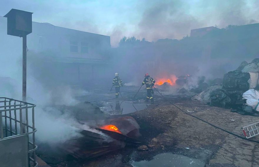 Incendiu devastatori în Hunedoara! A ars o hală în oraș, de pe strada Carpați - VIDEO