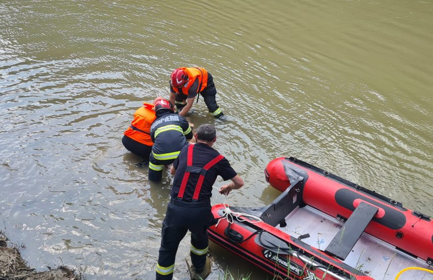 Tragedie pe Someș, la Beclean: Bărbat de 54 de ani găsit mort, după ce a fost scos din râu - FOTO