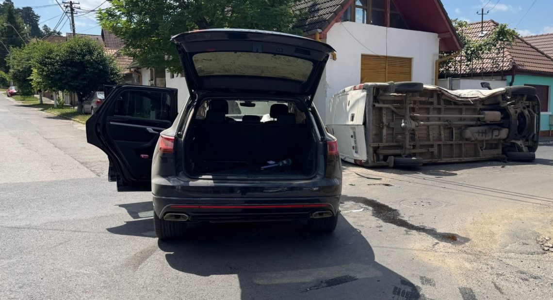 Accident în Mediaș! O mașină s-a răsturnat, impactul fiind violent