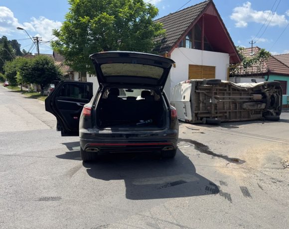 Accident în Mediaș! O mașină s-a răsturnat, impactul fiind violent