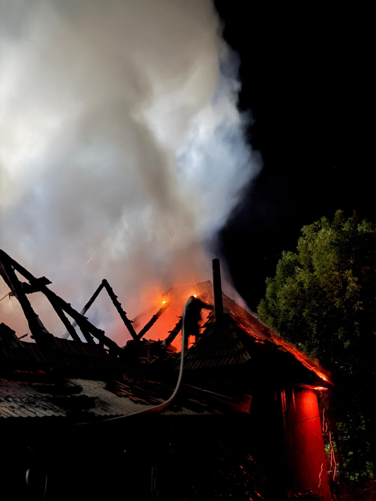 Incendiu puternic în Uricani, Hunedoara!