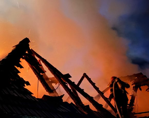 Incendiu puternic în Uricani, Hunedoara! Focul a fost stins cu greu de pompieri - FOTO