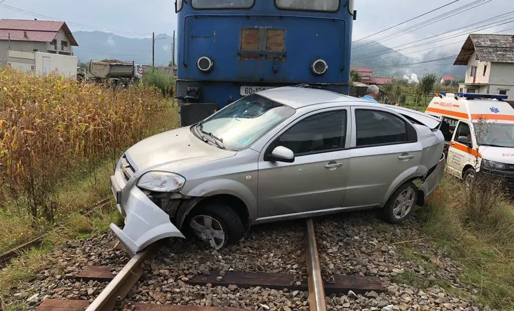 Accident feroviar grav la Valea lui Antaloc: Trei persoane rănite, una în stare critică. A fost solicitat elicopterul SMURD