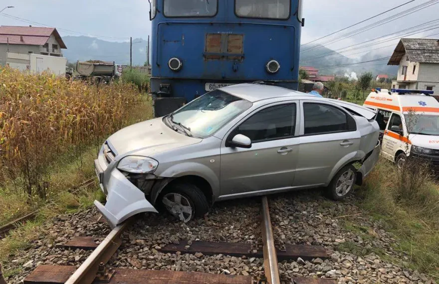 Accident feroviar grav la Valea lui Antaloc: Trei persoane rănite, una în stare critică. A fost solicitat elicopterul SMURD