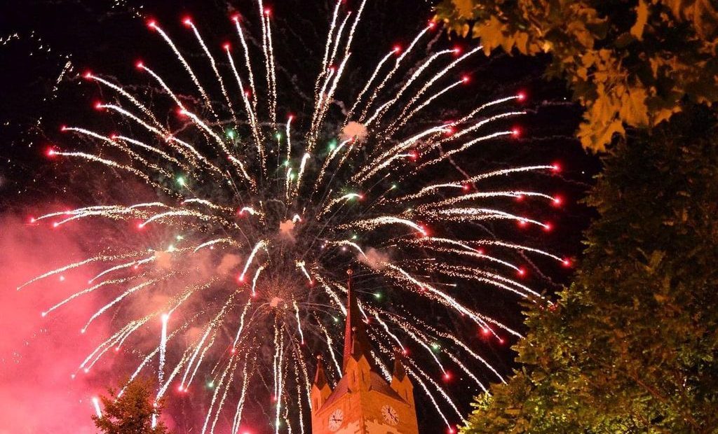 Spectacol de lasere în loc de artificii, la Bistrița. Orașul va avea și cel mai scump iluminat festiv din istorie