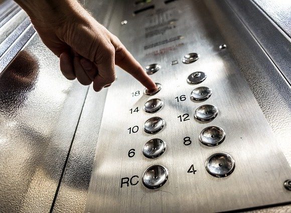 Incident șocant în Baia Mare! Un șofer a căzut în puțul liftului în condiții neelucidate